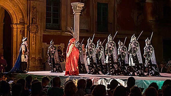 Moros y cristianos nunca se entendieron mejor que en su fiesta en Murcia